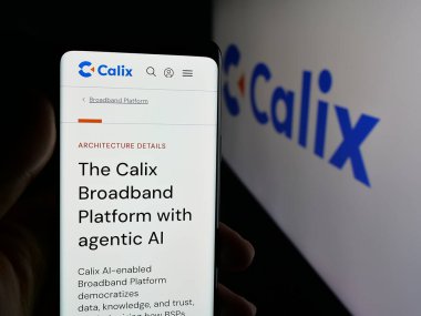 Stuttgart, Almanya - 11-14-2025: ABD 'li iletişim şirketi Calix Inc.' in web sayfası olan cep telefonu logonun önünde ekranda. Telefon ekranının merkezine odaklan.