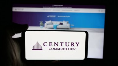 Stuttgart, Almanya - 11-14-2025: Ev yapım şirketi Century Communities Inc. 'nin logosu olan cep telefonu web sayfası önünde ekranda. Telefon ekranına odaklan.