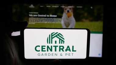 Stuttgart, Almanya - 11-14-2025: ABD iş merkezi bahçesi logosu ve Pet Company 'nin logosu olan cep telefonu web sayfası önünde ekranda. Telefon ekranına odaklan.