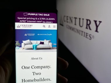Stuttgart, Almanya - 11-14-2025: Ev yapım şirketi Century Communities Inc. 'in web sayfası ile akıllı telefon sahibi kişi logonun önünde ekranda. Telefon ekranının merkezine odaklan.
