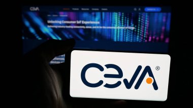 Stuttgart, Almanya - 11-14-2025: ABD 'li yarı iletken firma Ceva Inc.' nin logosunun bulunduğu cep telefonu web sayfası önünde ekranda. Telefon ekranına odaklan.