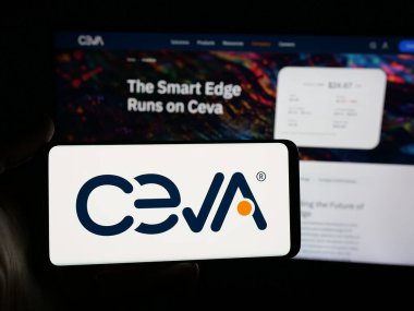 Stuttgart, Almanya - 11-14-2025: ABD 'li yarı iletken şirket Ceva Inc.' in logosunu taşıyan kişi web sitesinin önünde ekranda. Telefon ekranına odaklan.