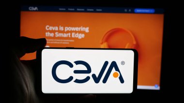 Stuttgart, Almanya - 11-14-2025: ABD 'li yarı iletken şirket Ceva Inc.' nin logosunun bulunduğu cep telefonu web sayfası önünde ekranda. Telefon ekranına odaklan.