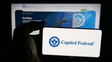Stuttgart, Almanya - 11-14-2025: Tasarruf bankası Capitol Federal Financial Inc. 'in logosunun bulunduğu cep telefonu web sayfasının önünde ekranda. Telefon ekranına odaklan.