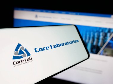 Stuttgart, Almanya - 11-14-2025: İnternet sitesinin önündeki ekranda, petrol hizmetleri şirketi NV 'nin logosuna sahip akıllı telefon. Telefon ekranının merkez soluna odaklan.