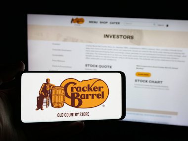 Stuttgart, Almanya - 11-14-2025: Cracker Barrel Old Country Store Inc. şirketinin logosuna sahip kişi web sitesinin önünde ekranda. Telefon ekranına odaklan.