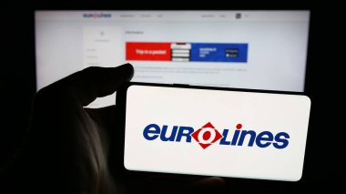 Stuttgart, Almanya - 11-18-2025: Şehirlerarası otobüs servisi Eurolines logosunun bulunduğu cep telefonu web sayfası önünde ekranda. Telefon ekranına odaklan.