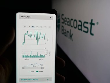 Stuttgart, Almanya - 11-18-2025: ABD 'li finans şirketi Seacoast National Bank' ın web sayfası olan cep telefonu logosu önünde ekranda. Telefon ekranının merkezine odaklan.