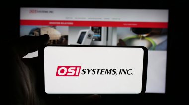 Stuttgart, Almanya - 11-18-2025: ABD 'li güvenlik şirketi OSI Systems Inc.' in logosunun bulunduğu cep telefonu web sayfası önünde ekranda. Telefon ekranına odaklan.