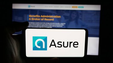 Stuttgart, Almanya - 11-18-2025: ABD 'li Asure Software Inc. şirketinin logosunun bulunduğu cep telefonu web sayfası önünde ekranda. Telefon ekranına odaklan.