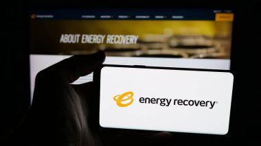Stuttgart, Almanya - 11-18-2025: ABD 'li soğutma şirketi Energy Recovery Inc.' in logosunun bulunduğu cep telefonu web sayfasının önünde ekranda. Telefon ekranına odaklan.