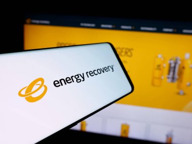 Stuttgart, Almanya - 11-18-2025: Web sitesi önünde ekranda ABD 'li soğutma şirketi Energy Recovery Inc.' in logosuna sahip akıllı telefon. Telefon ekranının merkez soluna odaklan.
