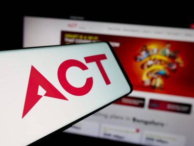 Stuttgart, Almanya - 11-18-2025: Web sitesi önünde ekranda Atria Yakınsama Teknolojileri Limited (ACT) logosu bulunan akıllı telefon. Telefon ekranının merkez soluna odaklan.