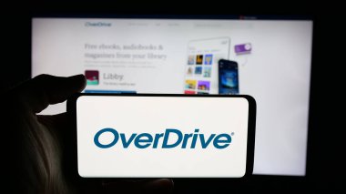 Stuttgart, Almanya - 11-19-2025: ABD 'li medya dağıtım şirketi OverDrive Inc.' in logosunun bulunduğu cep telefonu web sayfası önünde ekranda. Telefon ekranına odaklan.