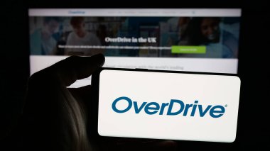 Stuttgart, Almanya - 11-19-2025: ABD 'li medya dağıtım şirketi OverDrive Inc.' in logosunun bulunduğu cep telefonu web sayfası önünde ekranda. Telefon ekranına odaklan.