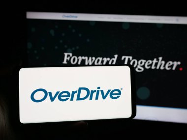Stuttgart, Almanya - 11-19-2025: ABD 'li medya dağıtım şirketi OverDrive Inc.' in logosuna sahip kişi web sitesinin önünde ekranda. Telefon ekranına odaklan.