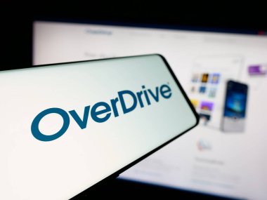 Stuttgart, Almanya - 11-19-2025: İnternet sitesi önünde ekranda ABD 'li medya dağıtım şirketi OverDrive Inc.' in logosuna sahip akıllı telefon. Telefon ekranının merkez soluna odaklan.