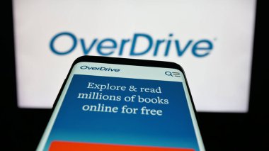 Stuttgart, Almanya - 11-19-2025: ABD 'li medya dağıtım şirketi OverDrive Inc.' in web sitesiyle birlikte cep telefonu logonun önünde ekranda. Telefon ekranının sol üst kısmına odaklan.