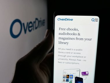 Stuttgart, Almanya - 11-19-2025: ABD 'li medya dağıtım şirketi OverDrive Inc.' in web sayfası olan cep telefonu logosu önünde ekranda. Telefon ekranının merkezine odaklan.