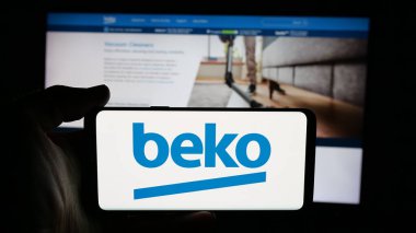 Stuttgart, Almanya - 11-19-2025: Türk elektronik şirketi Beko Elektronik 'in logosunun bulunduğu cep telefonu web sayfası önünde ekranda. Telefon ekranına odaklan.