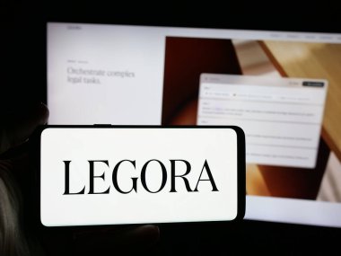 Stuttgart, Almanya - 11-19-2025: İsveçli hukuk firması Legora AB 'nin logosunu taşıyan kişi web sitesinin önünde ekranda. Telefon ekranına odaklan.
