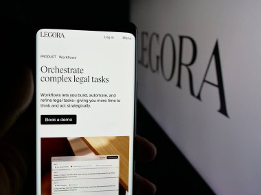 Stuttgart, Almanya - 11-19-2025: İsveçli hukuk firması Legora AB 'nin internet sayfası olan cep telefonu logosu önünde ekranda. Telefon ekranının merkezine odaklan.