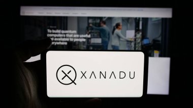 Stuttgart, Almanya - 11-19-2025: Xanadu Kuantum Teknolojileri Şirketi 'nin logosu olan cep telefonu web sayfası önünde ekranda. Telefon ekranına odaklan.