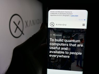 Stuttgart, Almanya - 11-19-2025: Xanadu Kuantum Teknolojileri Şirketi 'nin web sayfası olan kişi logonun önünde ekranda. Telefon ekranının merkezine odaklan.