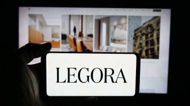 Stuttgart, Almanya - 11-19-2025: İsveçli hukuk firması Legora AB 'nin logosunun bulunduğu cep telefonu web sayfası önünde ekranda. Telefon ekranına odaklan.