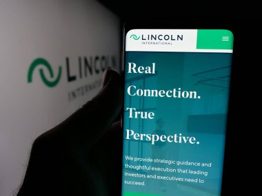 Stuttgart, Almanya - 11-19-2025: ABD yatırım bankası Lincoln International LLC 'nin web sayfası olan akıllı telefon sahibi kişi logonun önünde ekranda. Telefon ekranının merkezine odaklan.