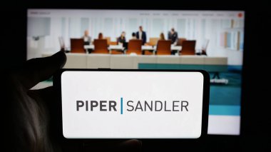 Stuttgart, Almanya - 11-19-2025: ABD yatırım bankası Piper Sandler Şirketlerinin logosunun bulunduğu cep telefonu web sayfası önünde ekranda. Telefon ekranına odaklan.