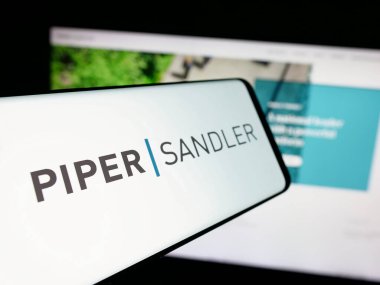 Stuttgart, Almanya - 11-19-2025: Web sitesi önünde ekranda ABD 'li yatırım bankası Piper Sandler Şirketlerinin logosuna sahip akıllı telefon. Telefon ekranının merkez soluna odaklan.