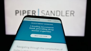 Stuttgart, Almanya - 11-19-2025: ABD yatırım bankası Piper Sandler Companies 'in web sitesi bulunan cep telefonu logonun önünde ekranda. Telefon ekranının sol üst kısmına odaklan.
