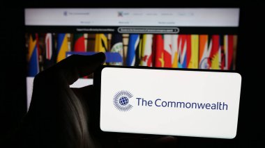 Stuttgart, Almanya - 11-19-2025: Devlet Sekreterliği kurumunun logosuna sahip cep telefonu web sayfası önünde ekranda. Telefon ekranına odaklan.