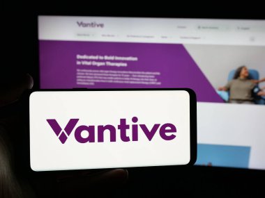 Stuttgart, Almanya - 11-19-2025: ABD 'li böbrek bakım şirketi Vantive Health LLLC' nin logosunu taşıyan kişi web sitesinin önünde ekranda. Telefon ekranına odaklan.