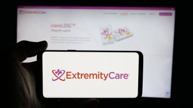 Stuttgart, Almanya - 11-19-2025: ABD 'li doku şirketi Extremity Care LLC' nin logosunun bulunduğu cep telefonu web sayfası önünde ekranda. Telefon ekranına odaklan.