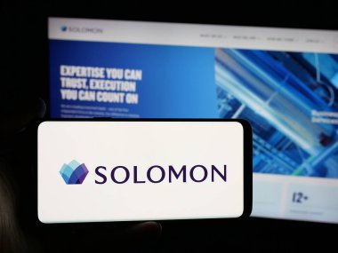Stuttgart, Almanya - 11-19-2025: ABD yatırım bankası Solomon Partners L.P. logosunu elinde tutan kişi web sitesinin önünde ekranda. Telefon ekranına odaklan.