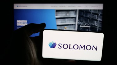 Stuttgart, Almanya - 11-19-2025: ABD yatırım bankası Solomon Partners 'ın logosunun bulunduğu cep telefonu web sayfasının önünde ekranda. Telefon ekranına odaklan.