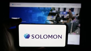 Stuttgart, Almanya - 11-19-2025: ABD yatırım bankası Solomon Partners L.P. logosu olan cep telefonu web sayfasının önünde ekranda. Telefon ekranına odaklan.