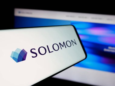 Stuttgart, Almanya - 11-19-2025: ABD yatırım bankası Solomon Partners L.P. logosu olan akıllı telefon web sitesinin önünde ekranda. Telefon ekranının merkez soluna odaklan.