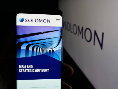 Stuttgart, Almanya - 11-19-2025: ABD yatırım bankası Solomon Partners L.P. 'nin web sayfası olan cep telefonu logosu önünde ekranda. Telefon ekranının merkezine odaklan.