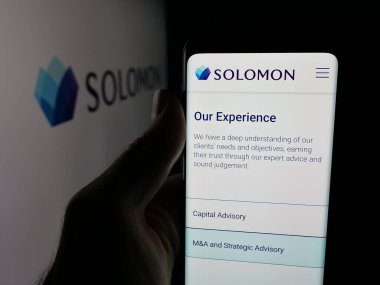Stuttgart, Almanya - 11-19-2025: ABD yatırım bankası Solomon Partners L.P. 'nin web sayfası olan akıllı telefon sahibi kişi logonun önünde ekranda. Telefon ekranının merkezine odaklan.