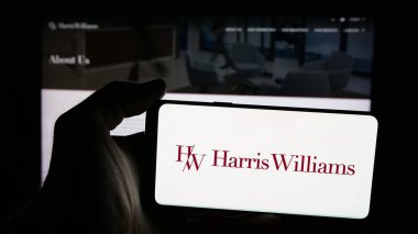 Stuttgart, Almanya - 11-19-2025: ABD yatırım bankası Harris Williams LLC 'nin logosuna sahip cep telefonu web sayfası önünde ekranda. Telefon ekranına odaklan.