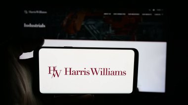 Stuttgart, Almanya - 11-19-2025: ABD yatırım bankası Harris Williams LLC 'nin logosuna sahip cep telefonu web sayfası önünde ekranda. Telefon ekranına odaklan.