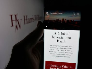 Stuttgart, Almanya - 11-19-2025: ABD yatırım bankası Harris Williams LLC 'nin web sayfası olan akıllı telefon sahibi kişi logonun önünde ekranda. Telefon ekranının merkezine odaklan.