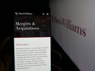 Stuttgart, Almanya - 11-19-2025: ABD yatırım bankası Harris Williams LLC 'nin web sayfası olan cep telefonu logosu önünde ekranda. Telefon ekranının merkezine odaklan.