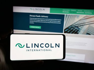 Stuttgart, Almanya - 11-19-2025: ABD yatırım bankası Lincoln International LLC 'nin logosuna sahip kişi web sitesinin önünde ekranda. Telefon ekranına odaklan.