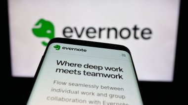 Stuttgart, Almanya - 11-19-2025: Not alan yazılım şirketi Evernote 'un web sitesi ile birlikte cep telefonu logonun önünde ekranda. Telefon ekranının sol üst kısmına odaklan.