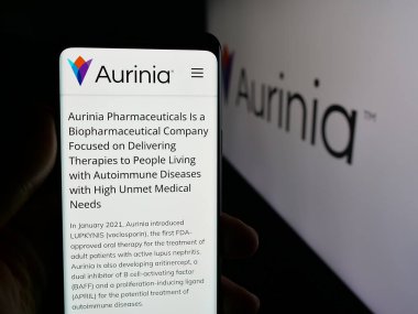 Stuttgart, Almanya - 11-20-2025: ABD 'li Aurinia Pharmaceuticals Inc. şirketinin web sayfası logo önünde ekranda. Telefon ekranının merkezine odaklan.