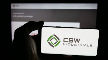 Stuttgart, Almanya - 11-20-2025: ABD 'li CSW Industrials Inc. şirketinin logosunun bulunduğu cep telefonu web sayfası önünde ekranda. Telefon ekranına odaklan.